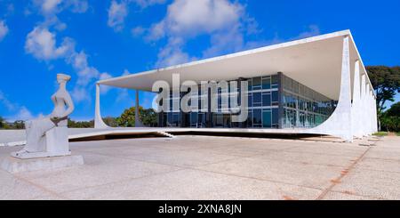 Brasiliens Supreme Court, entworfen von Oscar Niemeyer, und Skulptur von Lady Justice von Alfredo Ceschiatti, Three Powers Plaza, Weltkulturerbe, Brasilien Stockfoto