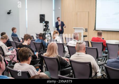 Geschäftspräsentation mit Publikum am Vortrag. Der Sprecher präsentiert sich in Konferenzatmosphäre vor einer Gruppe von Personen Stockfoto
