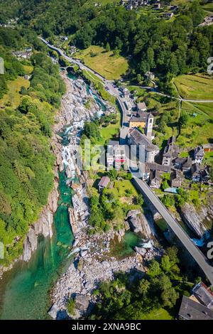 Aus der Vogelperspektive auf die Kirche und die Stadt Lavertezzo. Lavertezzo, Verzasca-Tal, Locarno, Kanton Tessin, Schweiz, Westeuropa. Stockfoto