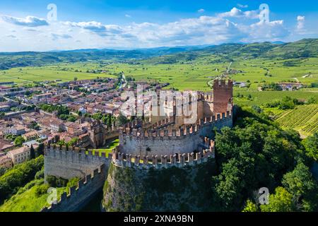 Luftaufnahme der Burg Scaligero von Soave im Sommer. Verona District, Veneto, Italien, Europa. Stockfoto