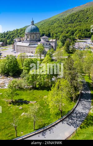 Luftaufnahme der Kuppel der oberen Basilika des Heiligtums von Oropa im Sommer, Biella, Bezirk Biella, Piemont, Italien, Europa. Stockfoto