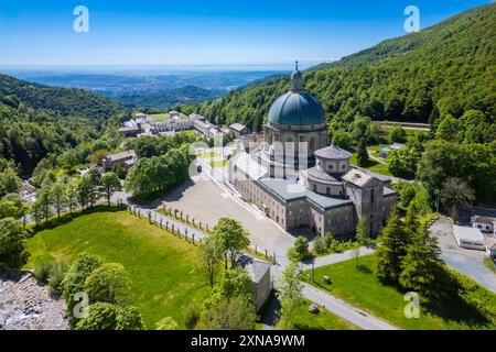 Luftaufnahme der Kuppel der oberen Basilika des Heiligtums von Oropa im Sommer, Biella, Bezirk Biella, Piemont, Italien, Europa. Stockfoto