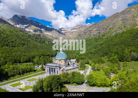 Luftaufnahme der Kuppel der oberen Basilika des Heiligtums von Oropa im Sommer, Biella, Bezirk Biella, Piemont, Italien, Europa. Stockfoto