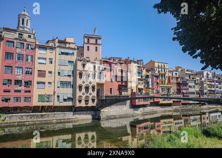 Girona, Spanien - 23. Juli 2024: Farbige Häuser am Fluss Onyar, Girona, Katalonien Stockfoto