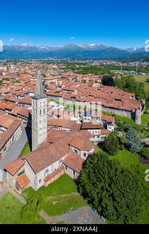 Blick aus der Vogelperspektive auf das mittelalterliche Ricetto di Candelo, das als Zufluchtsort in Zeiten des Angriffs im Mittelalter genutzt wurde. Biella, Piemont, Italien. Stockfoto