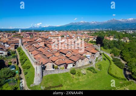 Blick aus der Vogelperspektive auf das mittelalterliche Ricetto di Candelo, das als Zufluchtsort in Zeiten des Angriffs im Mittelalter genutzt wurde. Biella, Piemont, Italien. Stockfoto