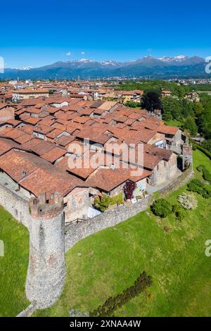 Blick aus der Vogelperspektive auf das mittelalterliche Ricetto di Candelo, das als Zufluchtsort in Zeiten des Angriffs im Mittelalter genutzt wurde. Biella, Piemont, Italien. Stockfoto