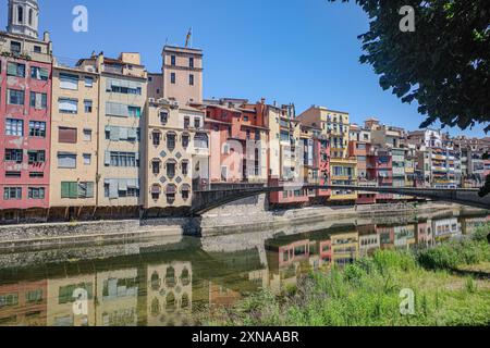 Girona, Spanien - 23. Juli 2024: Farbige Häuser am Fluss Onyar, Girona, Katalonien Stockfoto