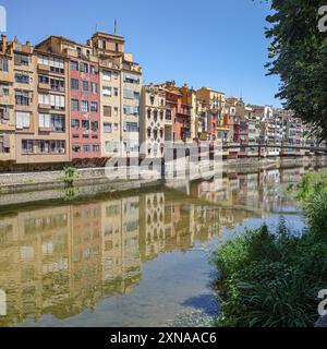 Girona, Spanien - 23. Juli 2024: Farbige Häuser am Fluss Onyar, Girona, Katalonien Stockfoto