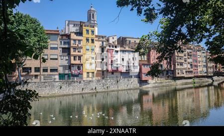 Girona, Spanien - 23. Juli 2024: Farbige Häuser am Fluss Onyar, Girona, Katalonien Stockfoto