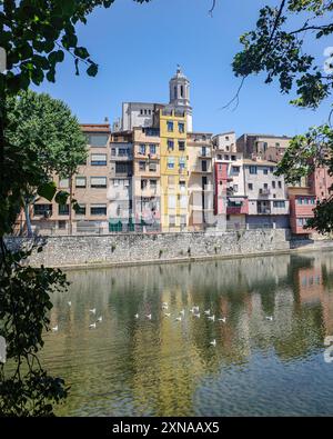 Girona, Spanien - 23. Juli 2024: Farbige Häuser am Fluss Onyar, Girona, Katalonien Stockfoto