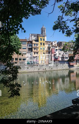 Girona, Spanien - 23. Juli 2024: Farbige Häuser am Fluss Onyar, Girona, Katalonien Stockfoto