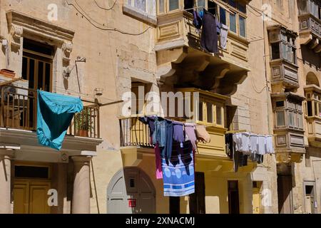 Trocknende Kleidung auf Balkonen - Valletta, Malta Stockfoto