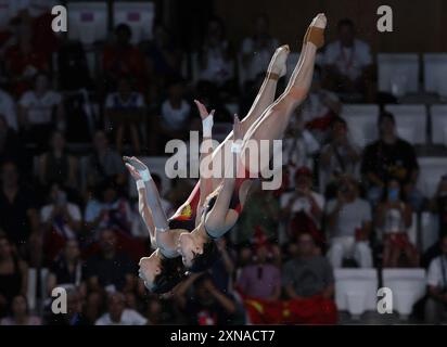 Saint Denis, Frankreich. 31. Juli 2024. Chen Yuxi/Quan Hongchan (R) aus China treten am 31. Juli 2024 während des synchronisierten 10-m-Plateaufinals der Frauen bei den Olympischen Spielen 2024 in Saint Denis in der Nähe von Paris an. Quelle: Li Ying/Xinhua/Alamy Live News Stockfoto