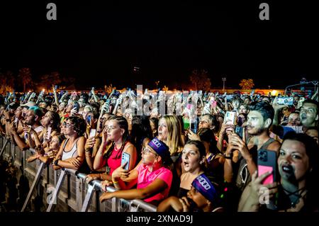 Sottomarina Sound Beach, Chioggia - Sottomarina (VE), Italien, 30. Juli 2024, Mahmood's Fans warten auf das Konzert während der MAHMOOD Summer Tour 20 Stockfoto