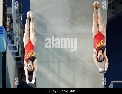 Saint Denis, Frankreich. 31. Juli 2024. Chen Yuxi/Quan Hongchan (R) aus China treten am 31. Juli 2024 während des synchronisierten 10-m-Plateaufinals der Frauen bei den Olympischen Spielen 2024 in Saint Denis in der Nähe von Paris an. Quelle: Zhang Yuwei/Xinhua/Alamy Live News Stockfoto