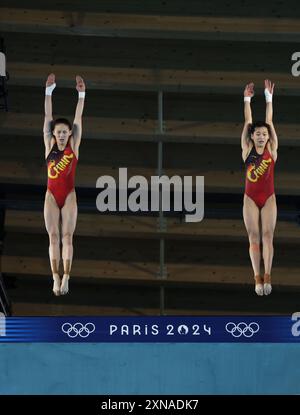 Saint Denis, Frankreich. 31. Juli 2024. Chen Yuxi/Quan Hongchan (R) aus China treten am 31. Juli 2024 während des synchronisierten 10-m-Plateaufinals der Frauen bei den Olympischen Spielen 2024 in Saint Denis in der Nähe von Paris an. Quelle: Zhang Yuwei/Xinhua/Alamy Live News Stockfoto