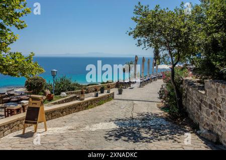 Afytos, Griechenland, 15. Juli 2024. Erhöhter Blick auf den Strand von Afitos. Stockfoto