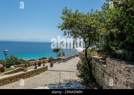 Afytos, Griechenland, 15. Juli 2024. Erhöhter Blick auf den Strand von Afitos. Stockfoto