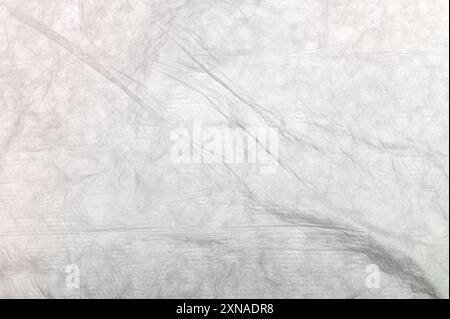 Zerknitterte weiße Windel. Nahaufnahme von weißen flachen Blättern mit Textur. Draufsicht Stockfoto