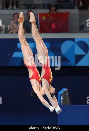 Saint Denis, Frankreich. 31. Juli 2024. Chen Yuxi/Quan Hongchan (L) aus China treten am 31. Juli 2024 während des synchronisierten 10-m-Plateaufinals der Frauen bei den Olympischen Spielen 2024 in Saint Denis in der Nähe von Paris an. Quelle: Lai Xiangdong/Xinhua/Alamy Live News Stockfoto