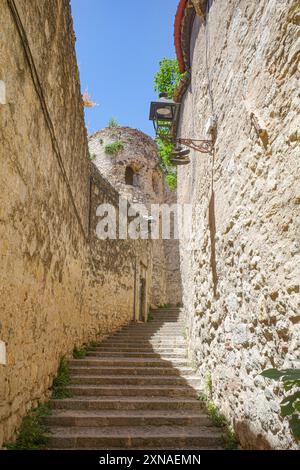 Girona, Spanien - 23. Juli 2024: Seitenstraßen des jüdischen Viertels in der Altstadt von Girona, Katalonien Stockfoto