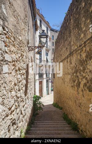 Girona, Spanien - 23. Juli 2024: Seitenstraßen des jüdischen Viertels in der Altstadt von Girona, Katalonien Stockfoto