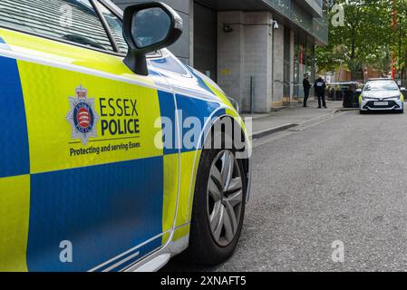 Southend on Sea, Essex, Großbritannien. Juli 2024 31. Die Polizei befindet sich am Tatort eines abgeklebten Bereichs außerhalb des Southend Central Bahnhofs nach Messerkriminalität am Vorabend. Acht Personen wurden verhaftet und schwere Verletzungen wurden nach gewalttätigen Unruhen an der Küste und in der Nähe der High Street von Southend gemeldet. In sozialen Medien geteilte Videos zeigten Jugendliche mit Macheten. Sieben Waffen wurden beschlagnahmt. Die Polizei von Essex sagte, dass eine Dispersionsanordnung der Sektion 60 in Southend-on-Sea bis Mittwoch 20:00 Uhr BST nach der Störung am Dienstagabend in Kraft bleiben würde Stockfoto