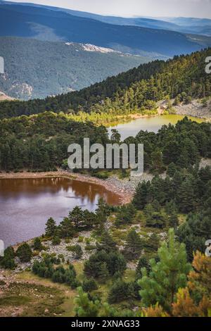 Ein atemberaubender Blick aus der Vogelperspektive auf die Lagunas de Neila in Soria, Spanien. T Stockfoto