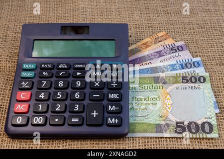 Rechner für südsudanesische Pfund verschiedene Stückelungen Noten. Stockfoto