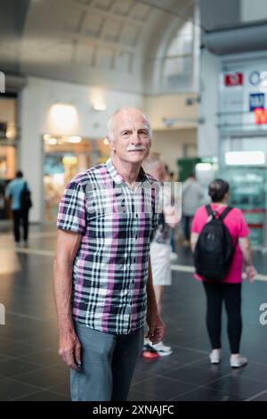 31. Juli 2024, Nordrhein-Westfalen, Mönchengladbach: Hans-Günther Hirsch, Professor an der Hochschule Niederrhein und Projektmitarbeiter, steht in der Bahnhofshalle am Hauptbahnhof. Das Projekt „KiRaPol.5G“ befasst sich mit dem Einsatz von KI-gestützten Radarsystemen zur Unterstützung der Polizeiüberwachung. Ziel ist es, die Sicherheit zu erhöhen und gleichzeitig die Privatsphäre der Bürger zu schützen. Foto: Marius Becker/dpa Stockfoto