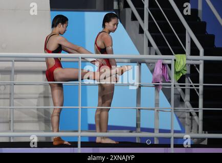 Saint Denis, Frankreich. 31. Juli 2024. Chen Yuxi/Quan Hongchan (L) aus China reagieren vor dem synchronisierten 10-m-Plattformfinale der Frauen bei den Olympischen Spielen 2024 in Saint Denis in der Nähe von Paris, Frankreich, am 31. Juli 2024. Quelle: Li Ying/Xinhua/Alamy Live News Stockfoto