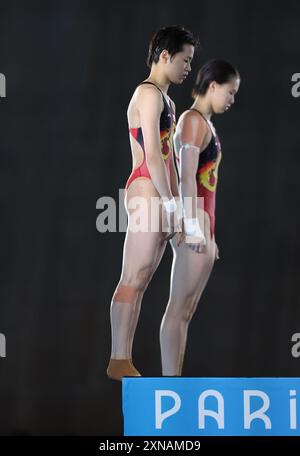 Saint Denis, Frankreich. 31. Juli 2024. Chen Yuxi/Quan Hongchan (L) aus China treten am 31. Juli 2024 während des synchronisierten 10-m-Plateaufinals der Frauen bei den Olympischen Spielen 2024 in Saint Denis in der Nähe von Paris an. Quelle: Lai Xiangdong/Xinhua/Alamy Live News Stockfoto
