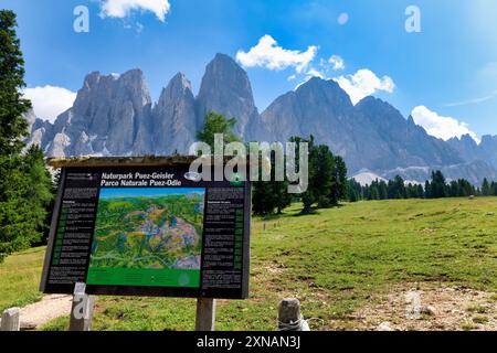 Villnoss. Südtirol. Val di Funes. Italien. Panorama der Dolomiten. Puez Geiselpark Stockfoto