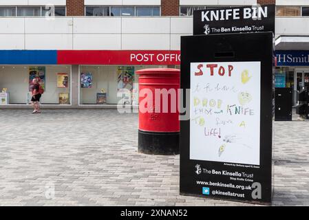 Southend on Sea, Essex, Großbritannien. Juli 2024 31. Die Polizei ist am Tatort in Southend nach Messerkriminalität am Vorabend. Ebenfalls in der High Street befindet sich ein Messerbehälter mit einer Nachricht, in der die Menschen aufgefordert werden, die Messerkriminalität zu stoppen, der neben der Skulptur „Knife Angel“ stand, die im Monat Juli bis Sonntag, den 28. Juli in Southend ausgestellt war Stockfoto