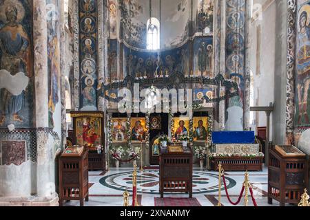 Kloster Manasija: Das Innere der Dreifaltigkeitskirche befindet sich im Kloster Manasija, das aus dem 15. Jahrhundert stammt. Stockfoto