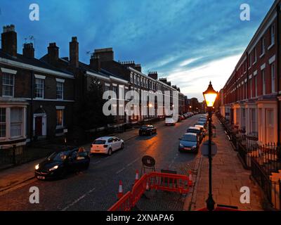 Erhöhter Blick auf die Falkner St Liverpool auf die georgianischen Terrassenhäuser und alte beleuchtete Straßenlaternen in der Abenddämmerung. Stockfoto