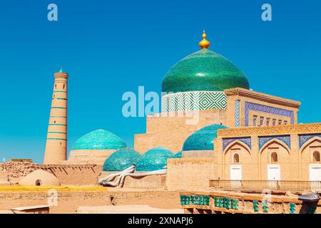 Blick auf den architektonischen Komplex des Mausoleums von Pakhlavan Mahmud. Chiwa, Usbekistan - 16. Juli 2024. Stockfoto