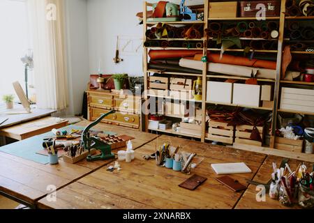 Atelier-Raum, komplett ausgestattet mit Schneiderwerkzeugen und Materialrollen, Werkstatt-Inneneinrichtung im antiken Atelier-Stil Stockfoto