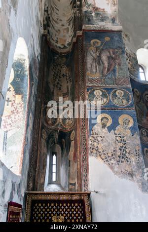 Kloster Manasija, das Innere der Dreifaltigkeitskirche befindet sich im Kloster Manasija aus dem 15. Jahrhundert. Stockfoto