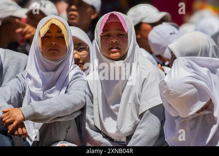 Junge Ladakhi-Mädchen sitzen zusammen in weißer Kleidung und weißem Kopftuch in Leh, Indien am 24. Mai 2024. Stockfoto