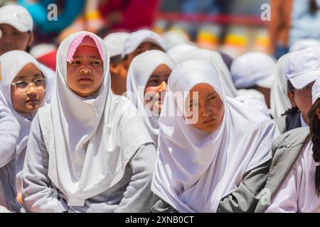 Junge Ladakhi-Mädchen sitzen zusammen in weißer Kleidung und weißem Kopftuch in Leh, Indien am 24. Mai 2024. Stockfoto