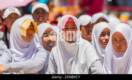 Junge Ladakhi-Mädchen sitzen zusammen in weißer Kleidung und weißem Kopftuch in Leh, Indien am 24. Mai 2024. Stockfoto