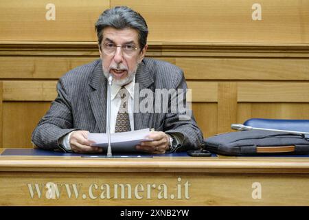 Guido Signorino, Professore Ordinario di Economia Applicata presso Università di Messina in occasione della conferenza stampa di avs e del movimento di universitari contro il ponte di Messina (docenti, studenti, personale non docente) con adesione da 282 docenti dell'Università di Messina e 281 di altre Università italiane e di 8 Paesi europei e 3 Paesi del Continente Americano, tenutasi presso la Camera dei Deputati Roma, Mercoledì 31 luglio 2024 (Foto Mauro Scrobogna/LaPresse) Guido Signorino, Ordinarius für Angewandte Volkswirtschaftslehre an der Universität Messina anlässlich der Presse Stockfoto