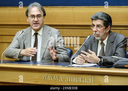 Angelo Bonelli AVS, Guido Signorino, Professore Ordinario di Economia Applicata presso Università di Messina in occasione della conferenza stampa di avs e del movimento di universitari contro il ponte di Messina (docenti, studenti, personale non docente) con adesione da 282 docenti dell'Università di Messina e 281 di altre Università italiane e di 8 Paesi europei e 3 Paesi del Continente Americano, tenutasi presso la Camera dei Deputati Roma, Mercoledì 31 luglio 2024 (Foto Mauro Scrobogna/LaPresse) Angelo Bonelli AVS, Guido Signorino, Ordinarius für Angewandte Volkswirtschaftslehre an der Universität Stockfoto