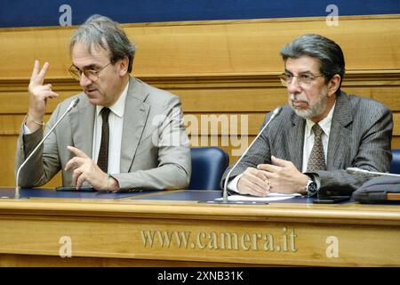 Angelo Bonelli AVS, Guido Signorino, Professore Ordinario di Economia Applicata presso Università di Messina in occasione della conferenza stampa di avs e del movimento di universitari contro il ponte di Messina (docenti, studenti, personale non docente) con adesione da 282 docenti dell'Università di Messina e 281 di altre Università italiane e di 8 Paesi europei e 3 Paesi del Continente Americano, tenutasi presso la Camera dei Deputati Roma, Mercoledì 31 luglio 2024 (Foto Mauro Scrobogna/LaPresse) Angelo Bonelli AVS, Guido Signorino, Ordinarius für Angewandte Volkswirtschaftslehre an der Universität Stockfoto