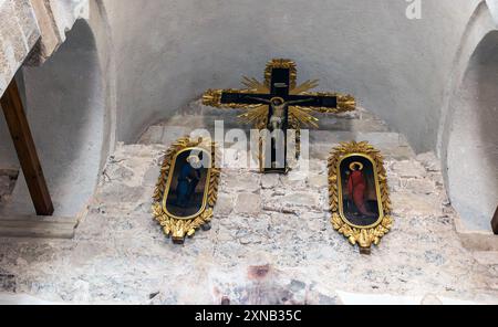 Kloster Manasija, das Innere der Dreifaltigkeitskirche befindet sich im Kloster Manasija aus dem 15. Jahrhundert. Stockfoto