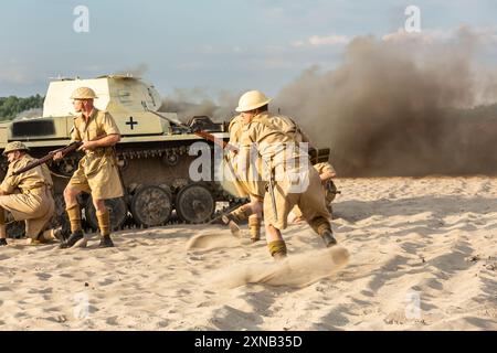 Błędów-Wüste, Schlesien, Polen – 13. Juli 2024: Wiederaufbau der Schlacht aus dem Zweiten Weltkrieg. Tobruk 1942. Britische Infanterie-Soldaten während A Stockfoto