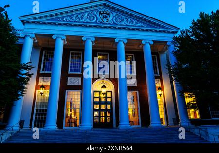 Boston, Massachusetts, USA – 9. Mai 2024: Die Baker Library bei Einbruch der Dunkelheit auf dem Campus der Harvard Business School (HBS). Stockfoto