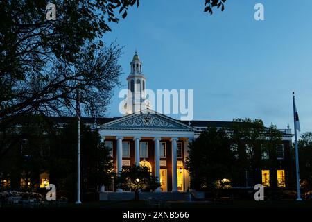 Boston, Massachusetts, USA – 9. Mai 2024: Blick auf die Baker Library auf dem Campus der Harvard Business School (HBS) in der Abenddämmerung. Stockfoto